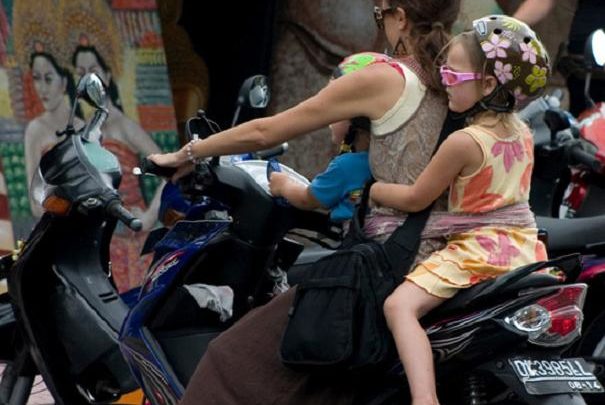 Στο αυτόφωρο οι γονείς που μεταφέρουν παιδιά χωρίς κράνος!   Στο αυτόφωρο οι γονείς που μεταφέρουν παιδιά χωρίς κράνος! οδική ασφάλεια κράνος