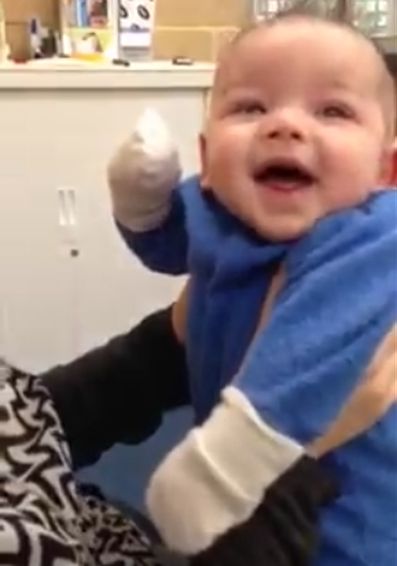 Απίστευτο βίντεο: Πώς αντιδρά το μωρό όταν ακούει για πρώτη φορά την μαμά του συγκινητικό video 