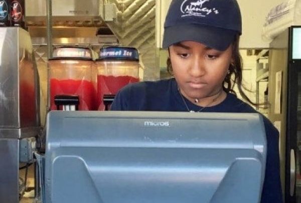 Σερβιτόρα η κόρη του Ομπάμα!   Σερβιτόρα η κόρη του Ομπάμα! Σάσα Ομπάμα παιδιά διασήμων Μπάρακ Ομπάμα