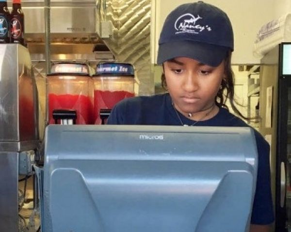 Σερβιτόρα η κόρη του Ομπάμα! Σάσα Ομπάμα παιδιά διασήμων Μπάρακ Ομπάμα 