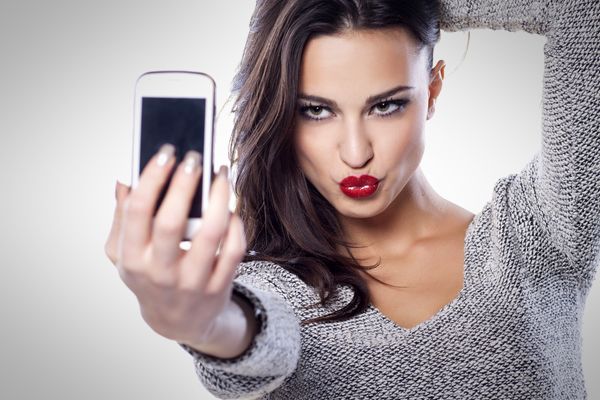Διαταραχή προσωπικότητας δείχνει η εμμονή με τις selfies! 