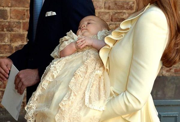 Η πριγκήπισσα Σοφία της Σουηδίας βάπτισε τον γίο της (φωτογραφίες) Σουηδία πριγκήπισσα Σοφία παιδιά διασήμων Κέιτ Μίντλετον Διάσημες Βαπτίσεις 2016 