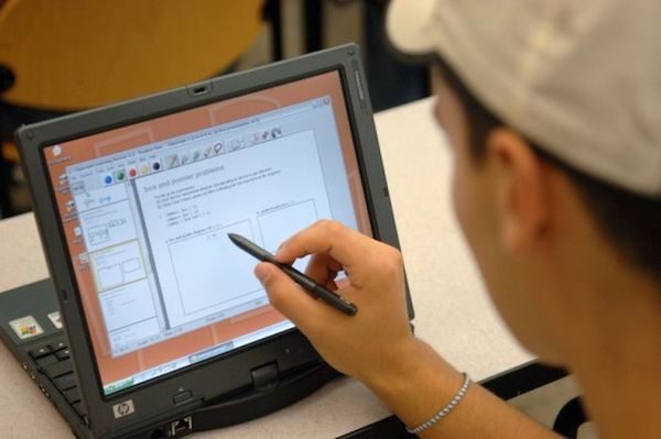 Κινητά, tablets και laptops τέλος στα σχολεία!   Κινητά, tablets και laptops τέλος στα σχολεία! κινητό τηλέφωνο tablet