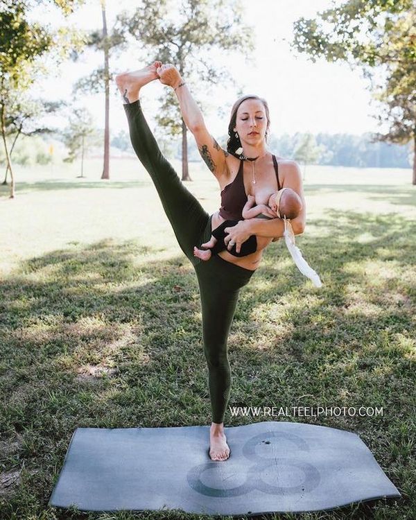 Απίστευτο Βίντεο: Αυτή η μαμά θηλάζει το νεογέννητό της, ενώ κάνει γιόγκα! άσκηση yoga 