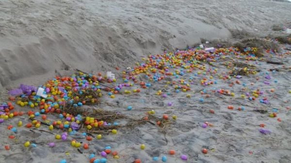 Χιλιάδες αυγά Kinder ξεβράστηκαν σε παραλία της Γερμανίας Kinder σοκολάτες 