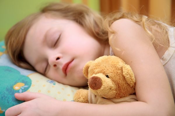 Να φιλάς τα παιδιά σου τα βράδια – ακόμα κι αν κοιμούνται! Ύπνος μαμαδοιστορίες 