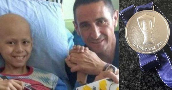 O Μανόλο Χιμένεθ έδωσε το μετάλλιο του πρωταθλητή στον μικρό Αντρέα! Μανόλο Χιμένεθ ΑΕΚ 