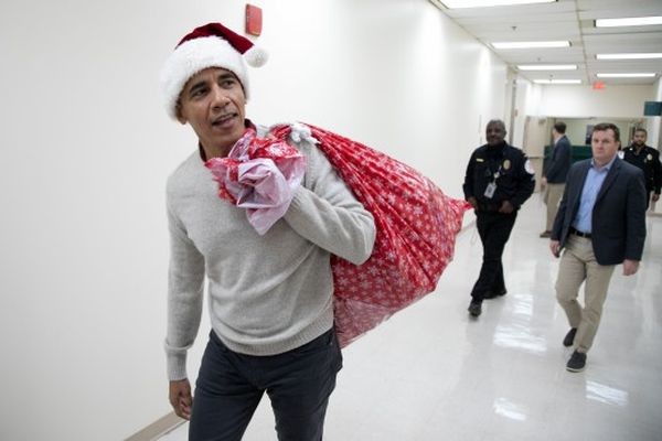 O Μπαράκ Ομπάμα ως Άγιος Βασίλης σε νοσοκομείο για παιδιά (βίντεο) Χριστούγεννα Μπάρακ Ομπάμα  