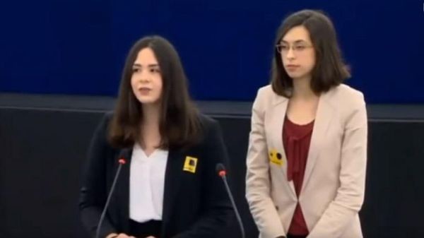 Μαθήτρια από την Κρήτη τραγούδησε τον "Ερωτόκριτο" μέσα στο Ευρωκοινοβούλιο (βίντεο)   Μαθήτρια από την Κρήτη τραγούδησε τον "Ερωτόκριτο" μέσα στο Ευρωκοινοβούλιο (βίντεο) Στρασβούργο Ιωάννα Γκουργκούνη Ευρωκοινοβούλιο Ερωτόκριτος