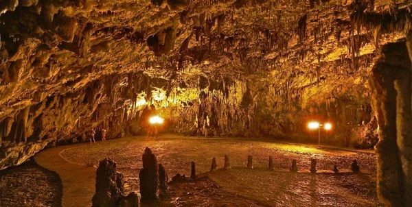 Το ελληνικό σπήλαιο όπου γίνονται συναυλίες 60 μέτρα κάτω από τη γη στην Κεφαλονία (βίντεο) συναυλία σπήλαιο Κεφαλονιά 